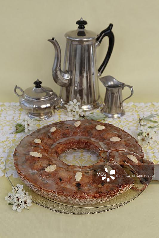 施瓦本美食:施瓦本面包、施瓦本烘焙特色、出炉、烘烤、海绵蛋糕、甜蛋糕、糖果、杏仁、葡萄干、糕点、咖啡桌、银壶、奶罐、糖罐、咖啡壶、鲜花、传统美食、食物摄影图片素材