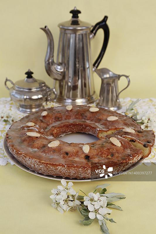 施瓦本美食：施瓦本面包、施瓦本烘焙特色、出炉、烘烤、海绵蛋糕、甜蛋糕、糖果、杏仁、葡萄干、糕点、咖啡桌、银壶、奶罐、糖罐、咖啡壶、鲜花、传统美食、食物摄影图片素材
