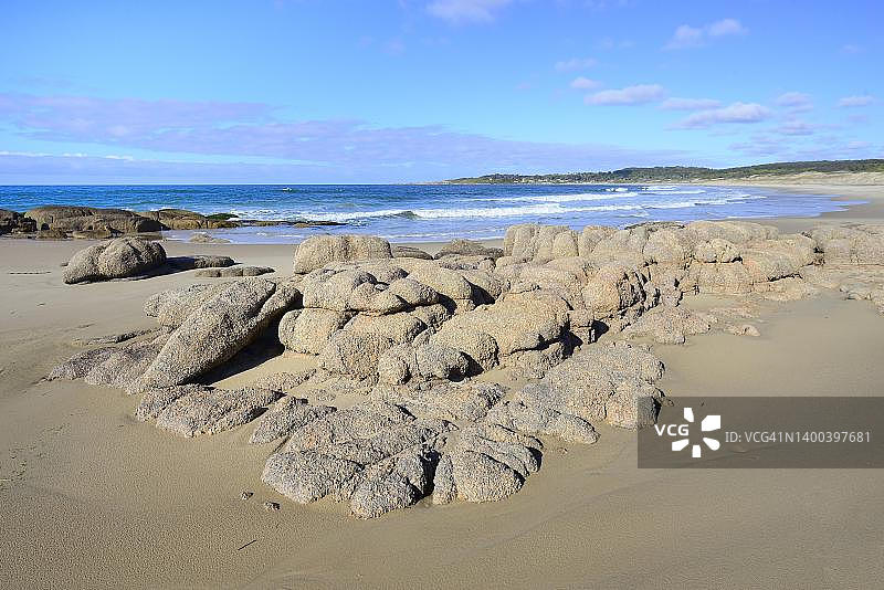乌拉圭罗恰省海滩上的光滑岩石图片素材