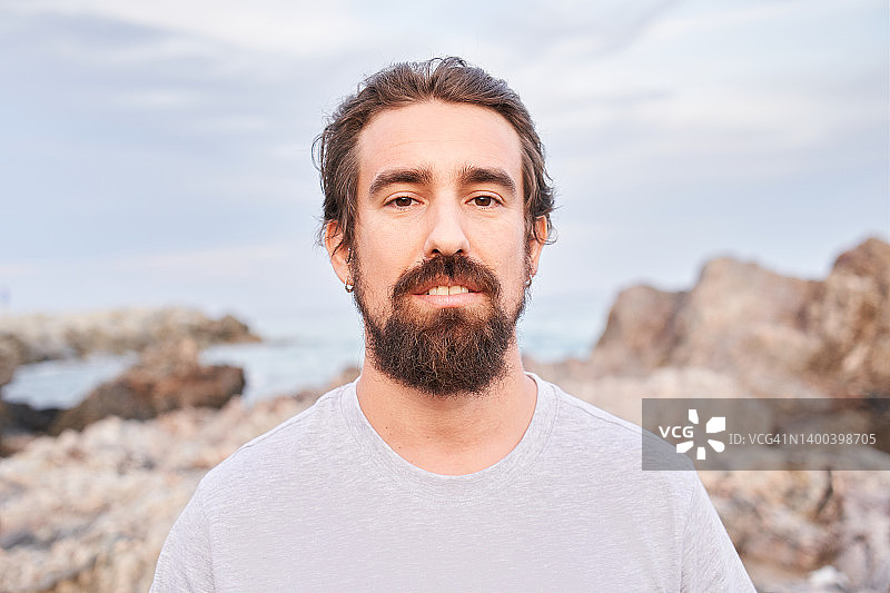 注视镜头的英俊欧洲男人肖像图片素材