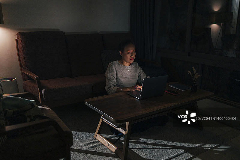 在家工作的亚洲女性图片素材