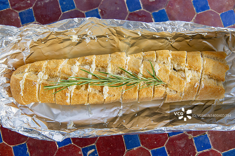 锡纸包裹的自制蒜香面包，可直接放入烤箱图片素材