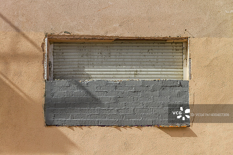 用百叶窗封了一半的窗户图片素材