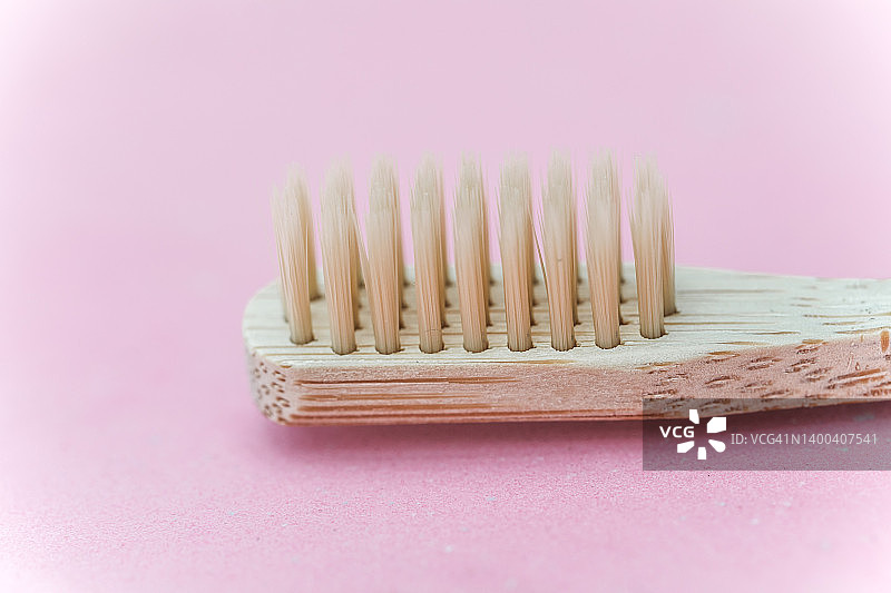 粉色背景中的竹牙刷图片素材