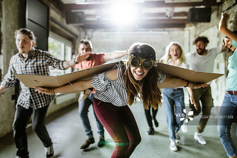 在轻松的办公室里享受乐趣图片素材