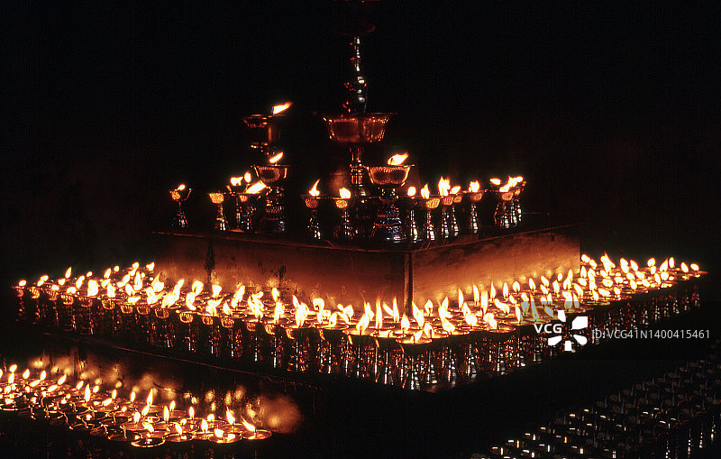 作为祭品的酥油灯（尼泊尔斯瓦扬布纳特寺）图片素材
