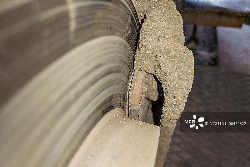 乘用车上磨损的刹车盘特写图片素材