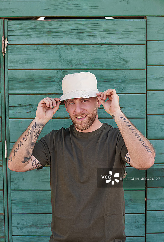 度假男子与绿色海滩小屋图片素材