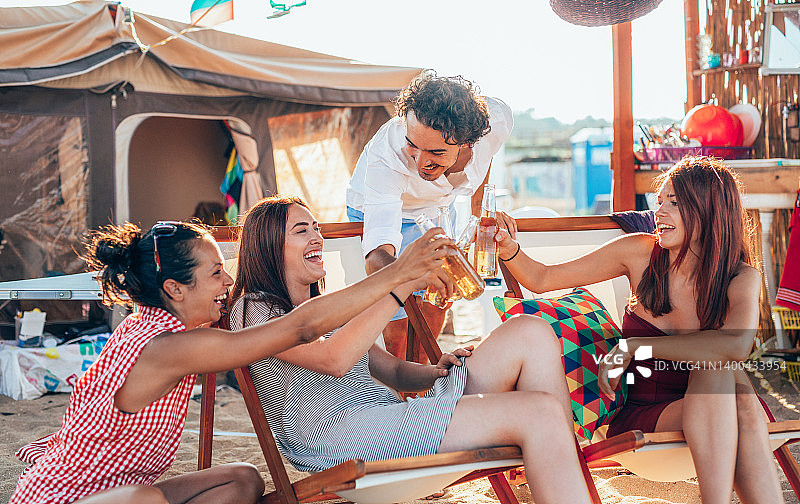 在海滩露营的朋友们图片素材