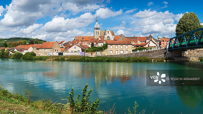 流经法国香槟区达梅里的马恩河畔图片素材