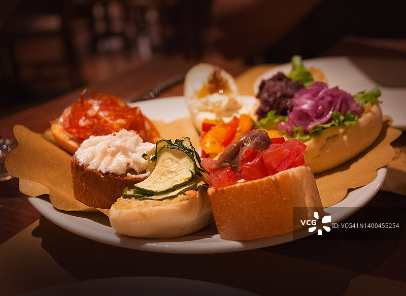 咖啡桌上的一盘意式烤面包图片素材