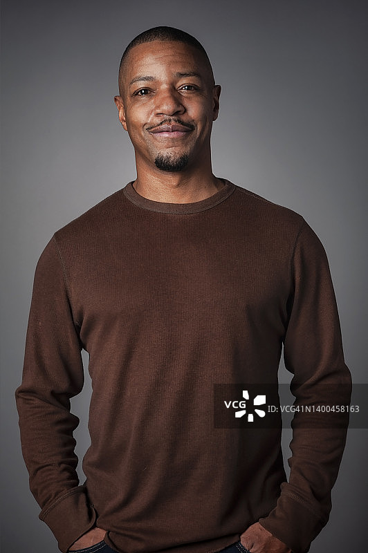 演播室人像：中年非裔美国男人图片素材