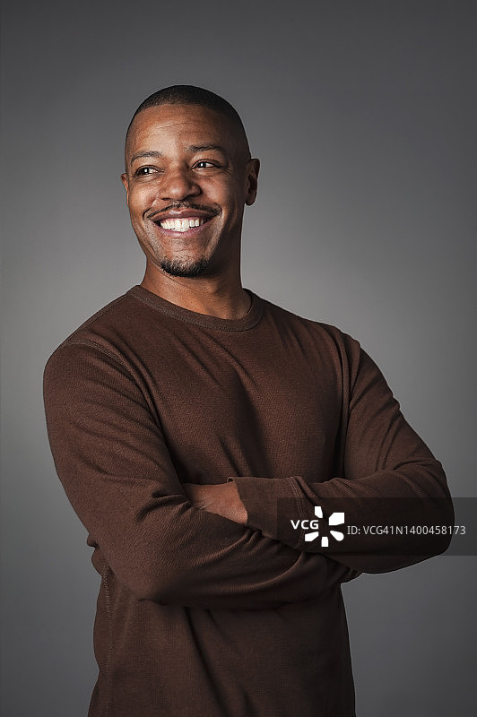 演播室人像：中年非裔美国男人图片素材