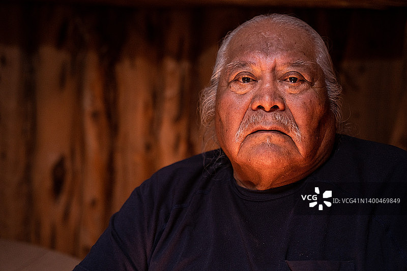 纪念碑谷犹他州传统纳瓦霍霍根中的年长当地纳瓦霍族男子肖像图片素材