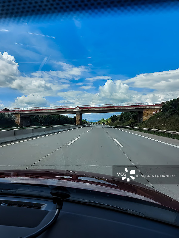 在高速公路上行驶，可看到隧道的景色图片素材