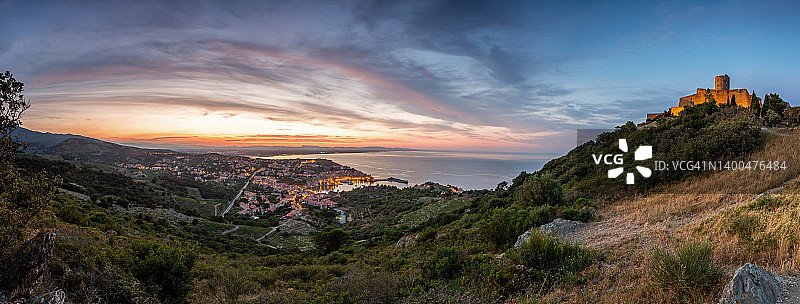 日落时分的科利乌尔全景（朗格多克-鲁西荣，法国）图片素材