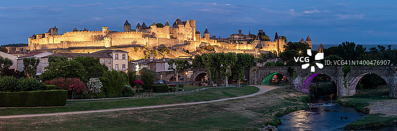 蓝色时刻的卡尔卡松城（法国奥德省/朗格多克-鲁西永地区）图片素材