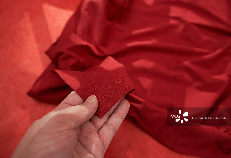 红色T恤图片素材