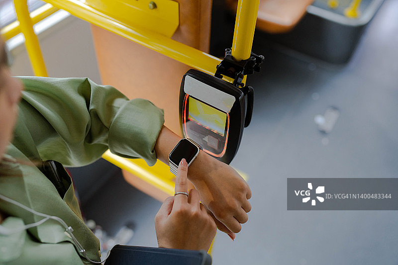 用智能手表支付电车费图片素材