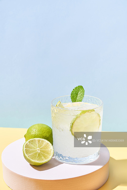蓝色背景上的自制新鲜柠檬水图片素材
