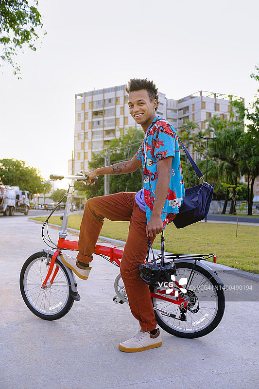 看向镜头的有交通工具的年轻男人图片素材