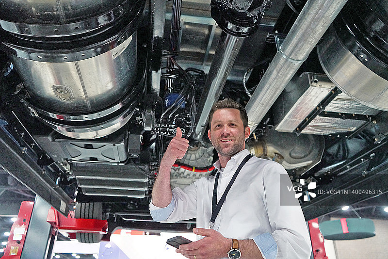 微笑的半挂卡车修理技师肖像图片素材