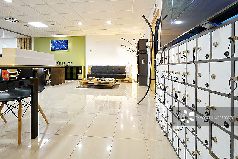 现代接待员办公室内部候诊区，带电视机储物柜图片素材