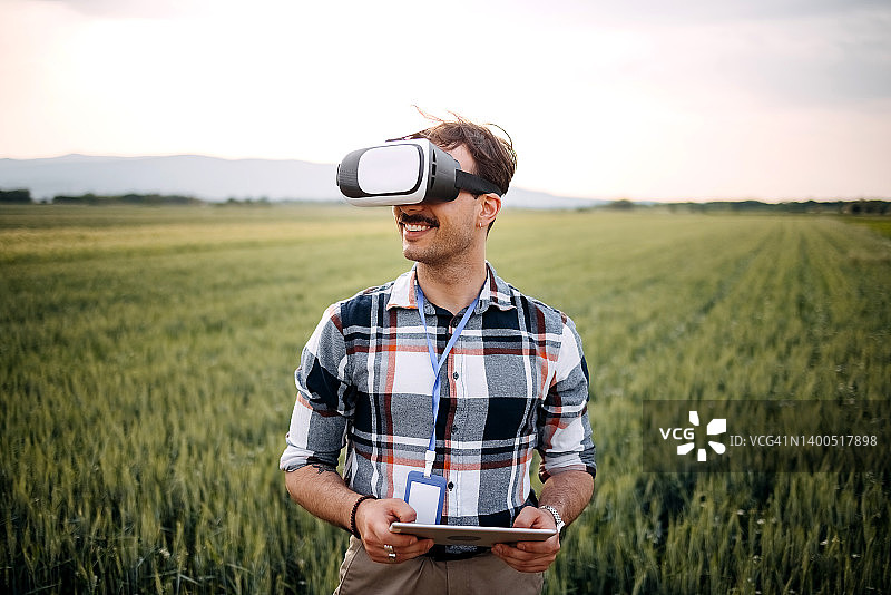男人使用虚拟眼镜图片素材