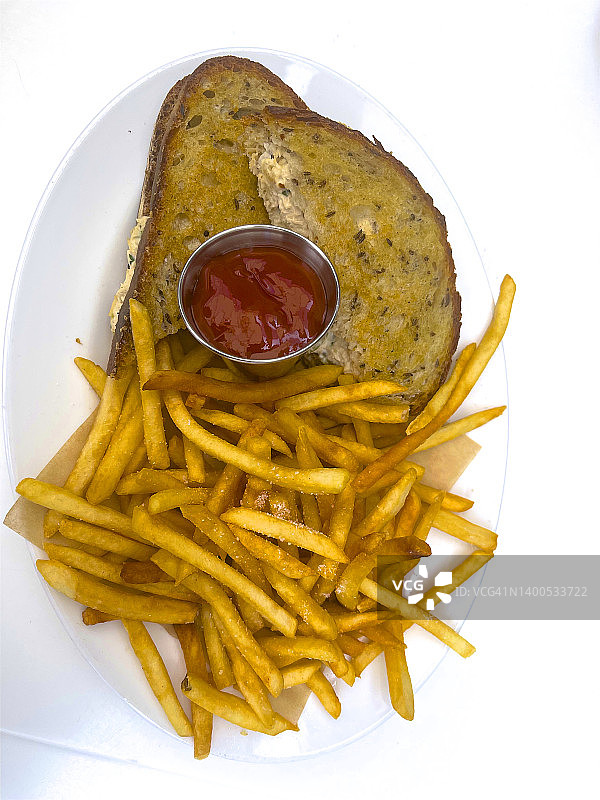 金枪鱼三明治和炸薯条图片素材