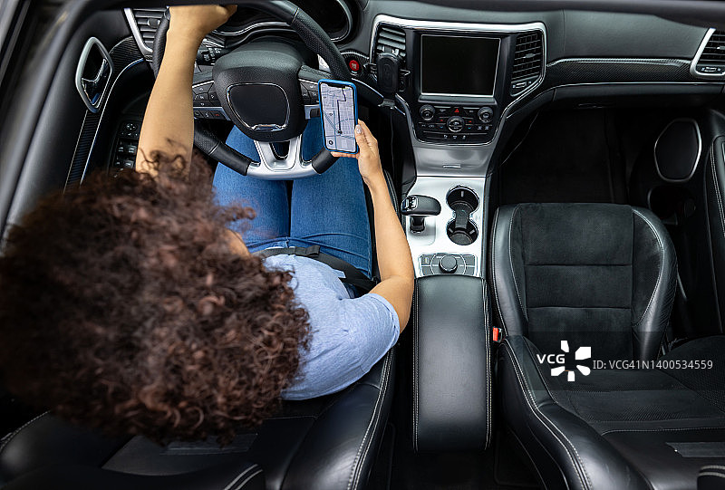 开车时使用GPS的女人图片素材