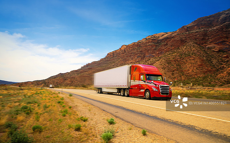 犹他州：运输商业货物的红色冷藏半挂车 - 移动模糊图片素材