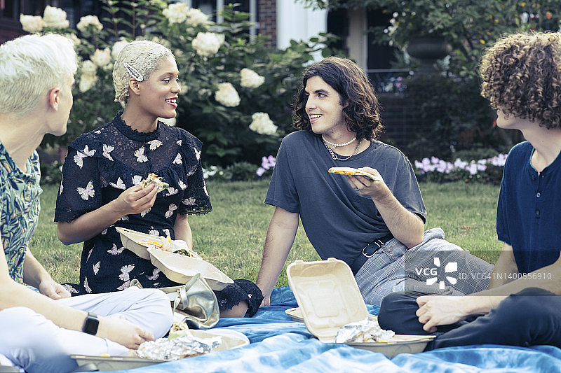 大学生在校园草坪上野餐图片素材