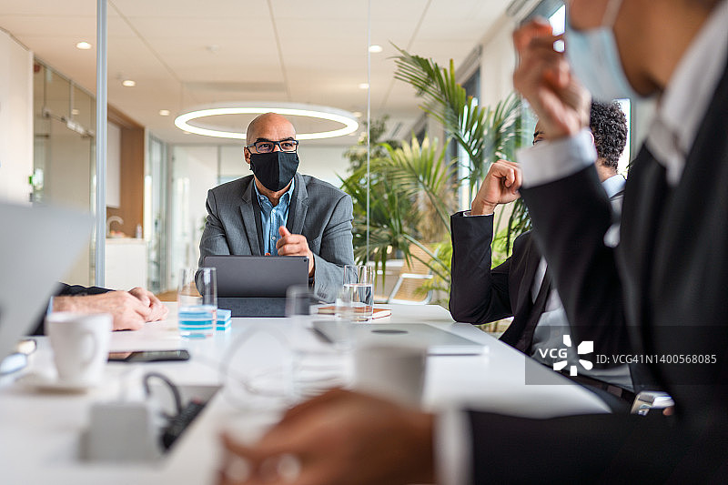 中年混血经理主持会议图片素材