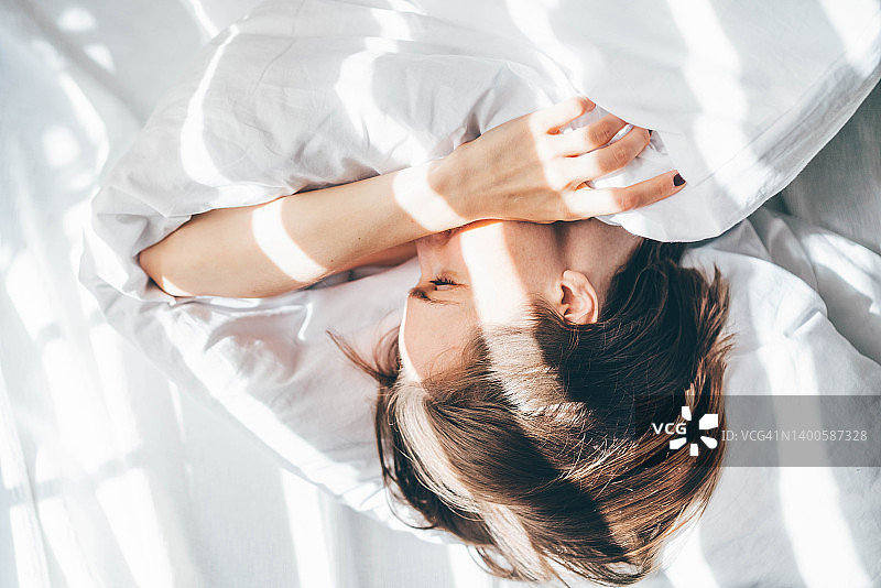 失眠的女人躺在床上图片素材