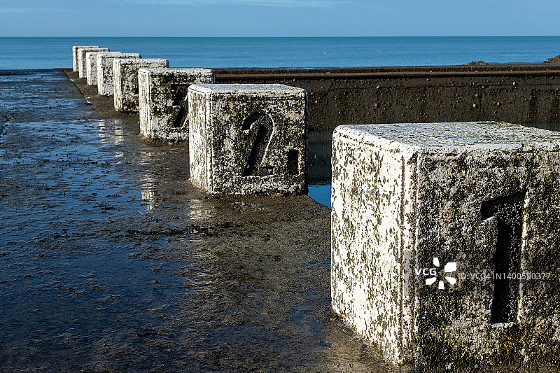 法国海边带起跳台的公共游泳池特写图片素材