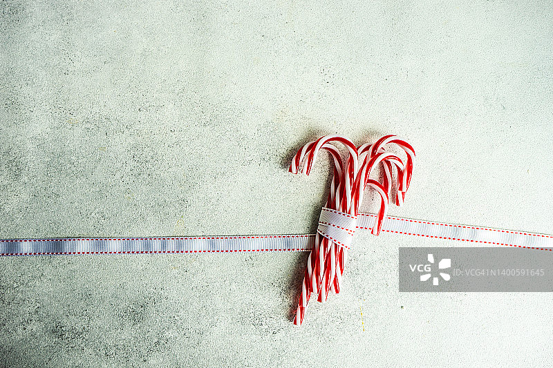 一束用丝带捆绑的条纹糖果图片素材