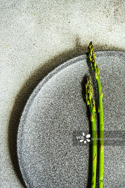 盘子里两根芦笋的俯视图图片素材