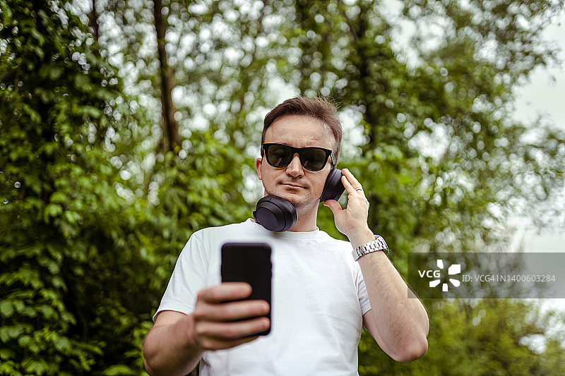 千禧一代男人在户外使用手机图片素材