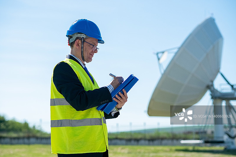 手持文件夹和笔的电信技术员图片素材