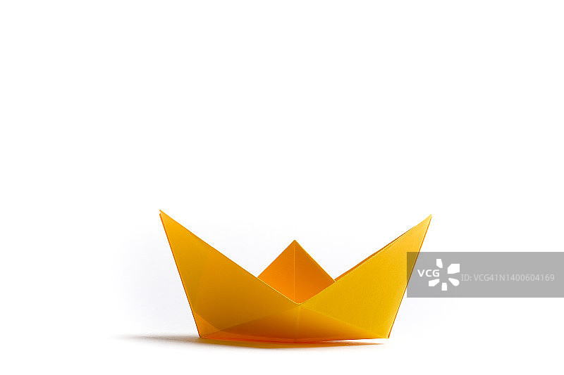 白色背景上手工制作的鲜艳彩色纸船，商业和团队竞争、领导力概念，留白图片素材