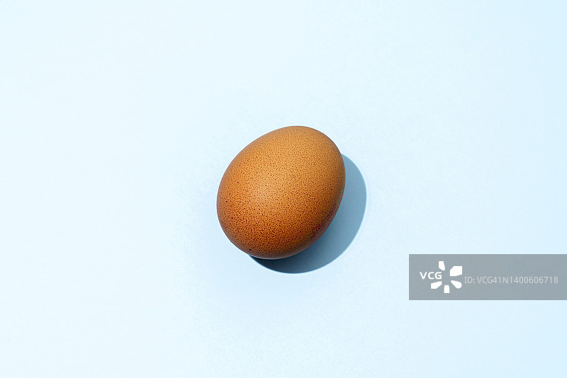 蓝色背景上的新鲜鸡蛋图片素材