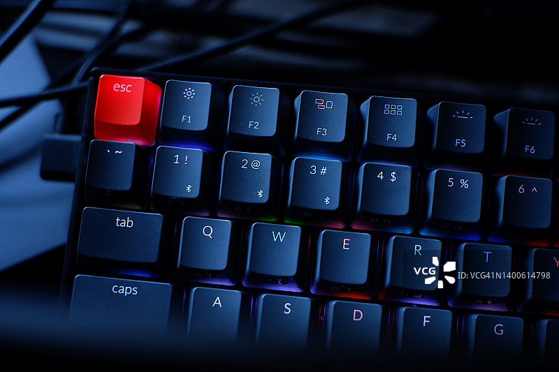 用于游戏和文档工作的带英文字母的黑色机械键盘电脑配件图片素材