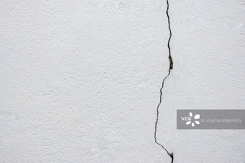 地震导致白墙破裂图片素材