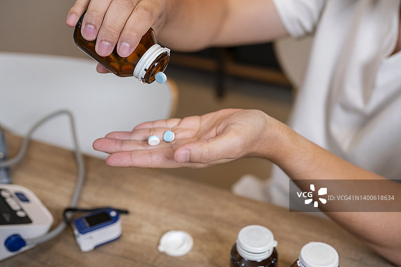 女人将药物倒入手中图片素材