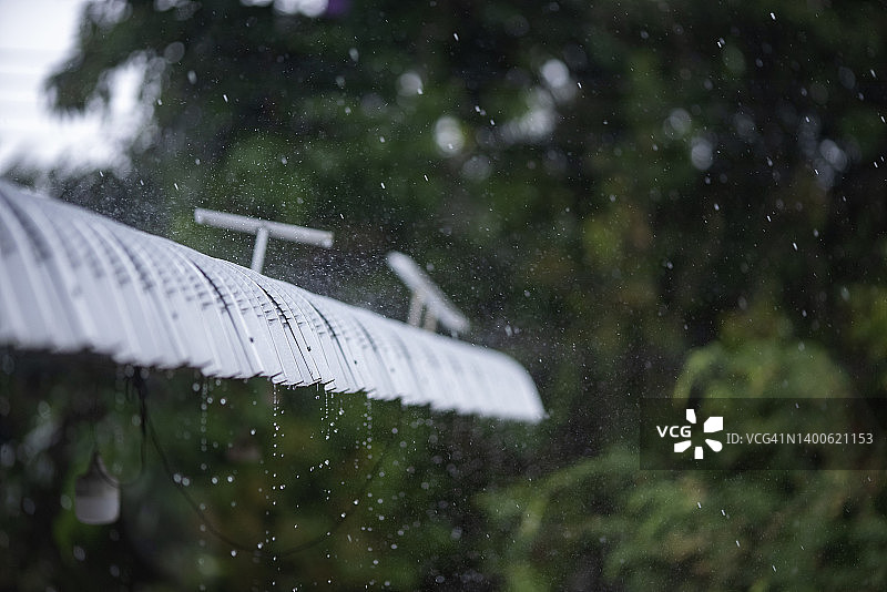 雨季大雨落在屋顶上图片素材
