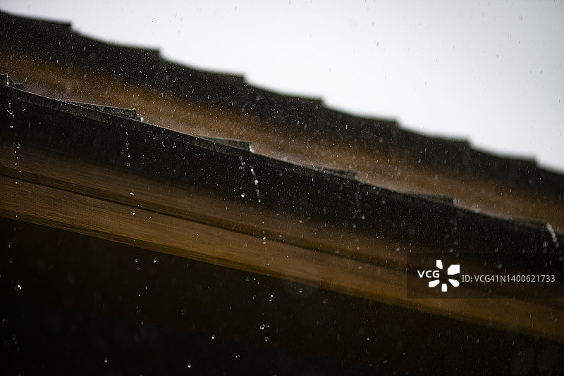 雨季大雨落在屋顶上图片素材