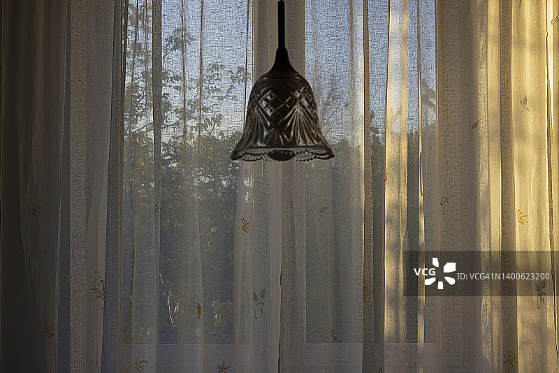 波兰格丁尼亚的窗外春景和亚麻窗帘图片素材