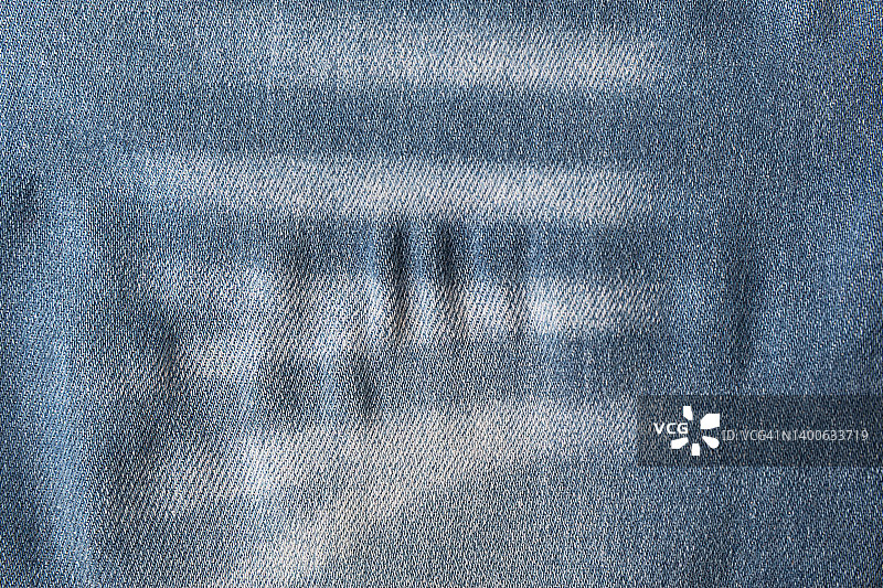 蓝色牛仔布图案纹理。牛仔裤的全画幅镜头图片素材