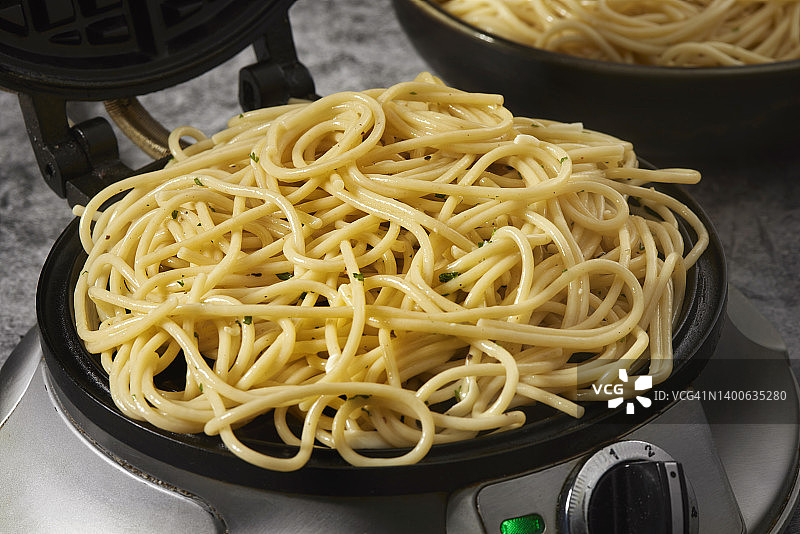 制作马苏里拉奶酪酥脆意面华夫饼图片素材