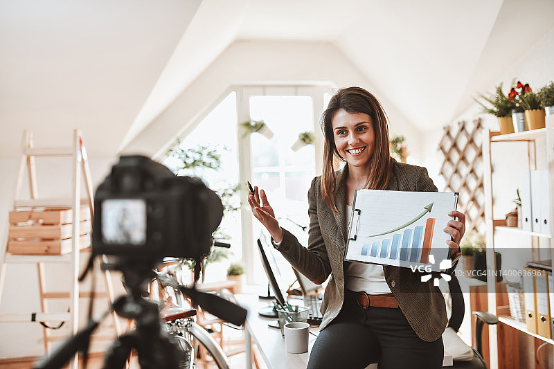 商务女性讲解图表并为公司制作视频Vlog图片素材